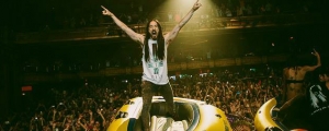 Steve Aoki acaba com o lançamento de bolos em festivais