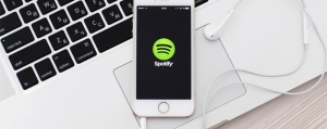 Apple acusada de pressionar editoras a deixar o Spotify