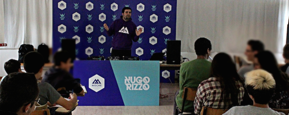 Workshops de rádio e djing nas escolas com a Mega Hits e Moche