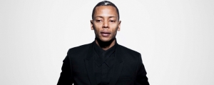 Jeff Mills escapa ileso a arremesso de garrafa e cancela atuação