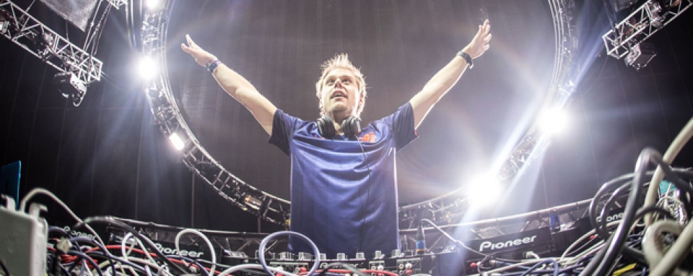 Philips e Armin van Buuren lançam sound system e headphones para DJs